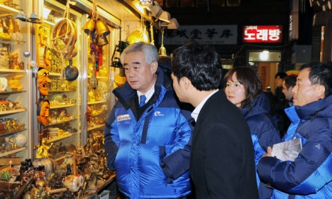민속 상품들을 설명하는 조정원 총재