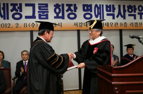 2월 8일(수요일) 오후 3시, 서강대 마태오관에서 ‘명예 경영학박사 학위’를 받고 있는 세정 박순호 회장