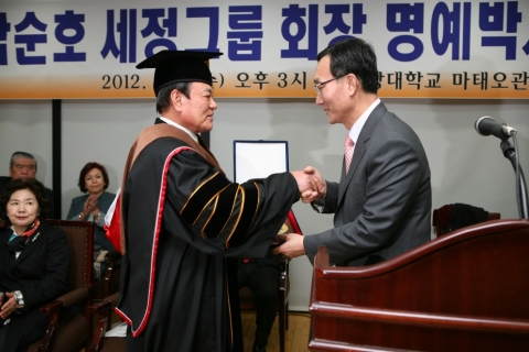 2월 8일(수요일) 오후 3시, 서강대 마태오관에서 ‘명예 경영학박사 학위’를 받고 있는 세정 박순호 회장