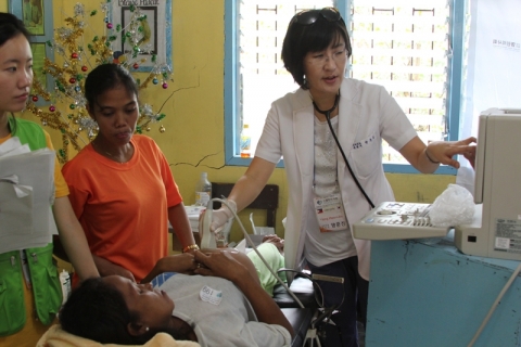2011년 11월 제주항공과 (사)열린의사회가 공동으로 필리핀 마닐라 인근 퀘존 지역에서 진행한 의료봉사 현장에서 열린의사회 소속 의료진이 환자를 돌보고 있다.