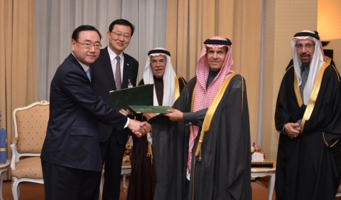 2월 8일 사우디 아라비아에서 홍석우 지식경제부장관, 알-나이미 사우디아라비아 석유광물부장관, 알-팔리 사우디 아람코 총재가 참석한 가운데  김동철 S-OIL 수석부사장과 부아이나인 사우디 아람코 부사장이 20년 장기 원유 공급 계약서를 교환하고 있다. (왼쪽부터 김동철 S-OIL 수석부사장, 홍석우 지식경제부장관, 알-나이미 석유광물부장관, 부아이나인 사우디 아람코 부사장, 알-팔리 사우디 아람코 총재)