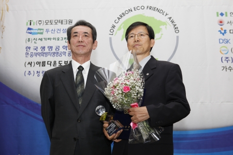 한국생명공학연구원 한·중사막화방지생명공학공동연구센터는 2월 9일(목) 오전 11시 서울 프레스센터에서 개최된 제2회 저탄소 친환경 대상 시상식에서 ‘국회 환경노동위원장 대상’을 수상했다.