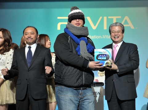 차세대 휴대용 엔터테인먼트 시스템인 PlayStation®Vita(PS Vita) 1호 구매자 제품 전달식