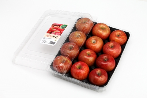 롯데마트가 2월 16일부터 22일까지 전점에서 일반 사과보다 크기는 작지만 맛있는 부사 12개를 1팩으로 구성한 ‘한 판 사과’를 선보이며, 시세보다 30% 저렴한 6천원에 판매한다.