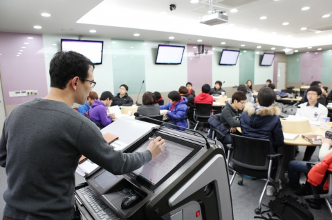 교수와 학생들이 에듀케이션 3.0 전용강의실에서 수업을 진행하고 있다.