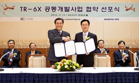 최준철 대한항공 항공우주사업본부장(사진 오른쪽), 김승조 한국항공우주연구원 원장(사진 왼쪽)이 TR-6X 틸트로터 무인항공기 공동개발 협약서를 교환한 후 기념촬영을 하고 있는 모습.