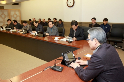 13일 시청 중회의실, 박승호 포항시장 주재로 열린 간부회의에서 회의 참석자들이 태블릿PC를 활용해 각종 현안사업 등을 보고하고 있다.
