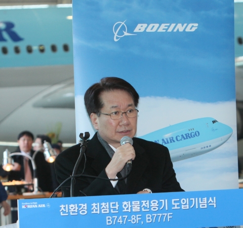 지창훈 대한항공 총괄사장이 행사에 참석한 기자의 질문에 답변하고 있는 모습