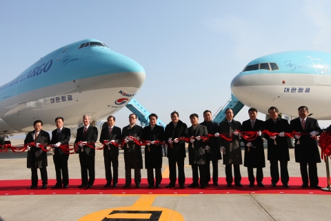 대한항공은 2월 14일 인천국제공항에서 B747-8F와 B777F 차세대 화물기 공개 행사를 가졌다. 두 화물기는 기존 화물기 대비수송능력이 뛰어나고 연료 소모량이 적은게 가장 큰 특징이다.  사진은 이날 행사에서 지창훈 대한항공 총괄사장(왼쪽에서 여섯번째), 국토해양부 문해남 항공안전정책관(왼쪽에서 다섯번째), 손명수 서울지방항공청장(왼쪽에서 일곱번째) 등 행사 참석 관계자들이 테이프 커팅을 하고 있는 모습