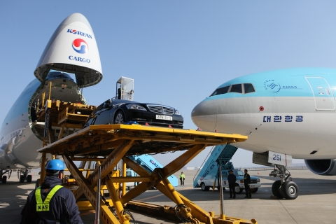 대한항공 기술진들이 이날 공개한 세계 최대 상용 화물기 B747-8F에서 고급 승용차를 이용해 하역 시연을 하고 있는 모습.