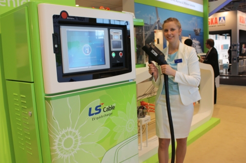 LS전선 본격적인 전기차 보급을 위한 지자체용 전기차 충전인프라 사업을 15일 완료했다. LS전선이 개발하여 2011년 독일 하노버 메쎄에서 선보인 전기차용 급속 충전기.