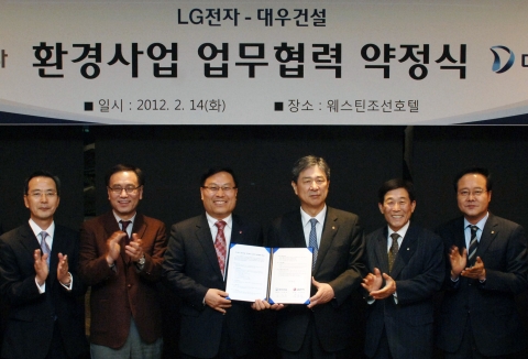 14일 저녁 서울 소공동 웨스틴 조선호텔에서 LG전자 경영지원부문장 이영하 사장(왼쪽 세번째)과 대우건설 서종욱 사장(왼쪽 네번째)이 국내 환경사업 수주 지원과 해외 시장 동반진출을 위한 협약식에서 기념사진을 촬영하고 있다.