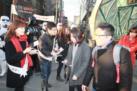 KT 임직원들이 LTE WARP 광고 캐릭터 다스베이더와 함께 시민들을 대상으로 LTE WARP를 소개하고 있다.