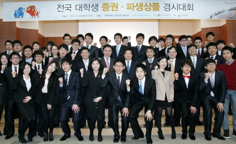 본선에 참가한 10개팀 학생들과 경시대회 심사위원들이 파이팅을 외치며 기념촬영을 하고 있다.
