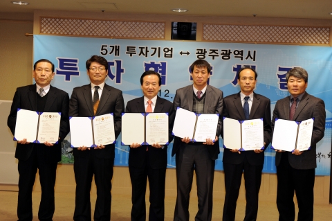 왼쪽부터 와이티에스(주) 김홍수 대표이사, (주)현성오토텍 김창수 대표이사, 강운태 광주시장, (주)유양디앤유 백광현 상무이사, (주)한엑스 한성희 대표이사, (유)동명정공 고재일 대표이사