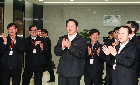 하이닉스 청주공장을 방문한 최태원 회장이 청주공장 임직원과 함께 SK하이닉스의 힘찬 출발을 기원하여 함께 박수를 치고 있다.