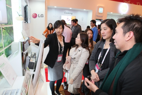 사진은 15일 강원도 평창군 알펜시아 리조트 컨벤션센터에서 LG전자가 개최한 'LG Asia Family Festival 2012' 행사에 참가한 아시아 12개국 고객사 담당자들이 친환경 공기청정기 신제품을 살펴보고 있다.