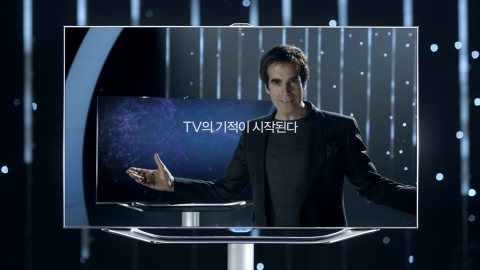 삼성전자가 데이빗 카퍼필드(David Copperfield)가 보여주는 스마트TV의 기적을 담은 2012년 삼성 스마트TV 광고 캠페인을 시작으로 압도적 우위를 위한 본격적인 마케팅 활동에 돌입한다.