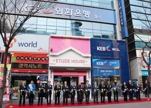 16일 대구 북구 동천동 896-4번지 우리빌딩 1층 외환은행 칠곡지점 개점식에서 박제용 수석부행장(사진 왼쪽에서 아홉번째)과 내외빈 축하객들이 개점 축하 테잎을 자르고 있다.