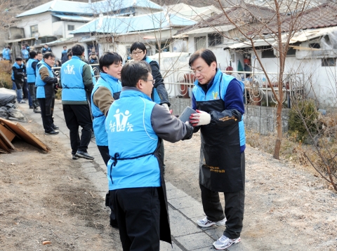 한국교직원공제회 임직원들은 16일 서울 관악구 신림동에서 ‘사랑의 연탄나눔’ 봉사 활동을 펼쳤다.