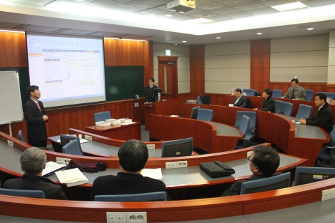 한국경영정보화진흥원은 17일 고려대학교 LG-POSCO 경영관에서 개최된 한국경영학회 동계통합학술심포지엄 경영교육소프트웨어개발포럼에서 기업경영분석(BMA) 교육용 프로그램의 개발 및 활용방안을 발표하였다. 기업경영분석 프로그램 보급에 대해 사회자 김이배교수가 토론을 진행하고 있다.