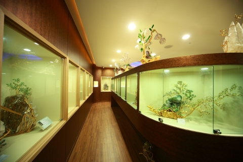창희보석예술관(Muze de Bijou "Changhee")은 조창희 관장(56)이 평생 보석, 화석, 나무, 금속 등을 소재로 수십 년 동안 손수 제작한 보석 예술 작품 50점을 비롯해 반지, 브로치, 귀걸이 등 귀금속 제품을 연대별로 약 500여점 전시해 한국 보석 가공의 역사를 한눈에 살펴볼 수 있다.