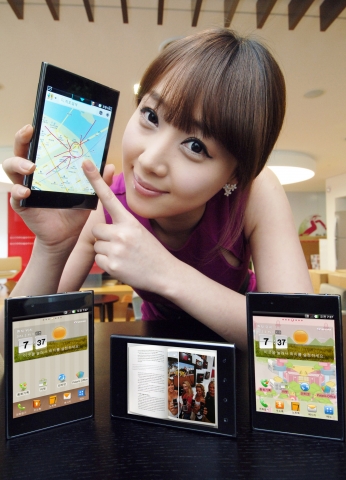 LG전자가 오는 27일부터 스페인 바르셀로나에서 열리는 '모바일 월드 콩그레스 2012' 전시회에서 전격 공개할 전략 제품 '옵티머스 Vu:(뷰)(Optimus Vu:)'를 들고 모델이 포즈를 취하고 있다.