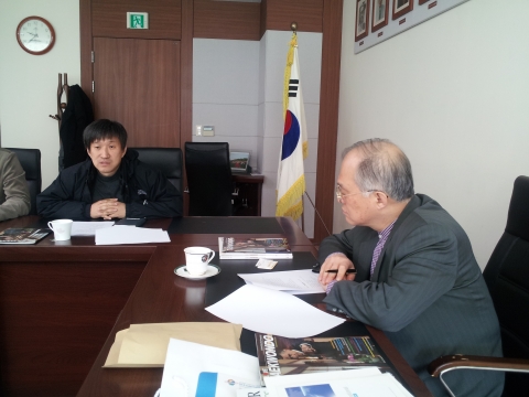 강지원 프렌드가드 상임대표가 윤영용 아이러브태권도 기획본부장의 설명을 듣고 있다.
