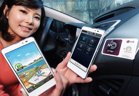 모델이 자동차 안에서 LG전자 '옵티머스 LTE Tag'를 이용해‘LG 태그 플러스 (Tag+)’로 네비게이션을 실행시키는 장면.