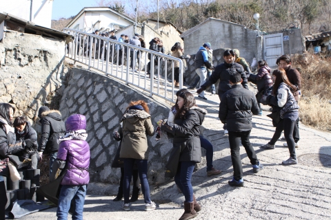 지난 2월 18일 사회복지 NGO 함께하는 사랑밭과 대학생봉사동아리 ‘봉즐’이 함께 힘을 모아 서대문구 홍제동의 저소득 독거노인가정에 사랑의 연탄을 배달했다.