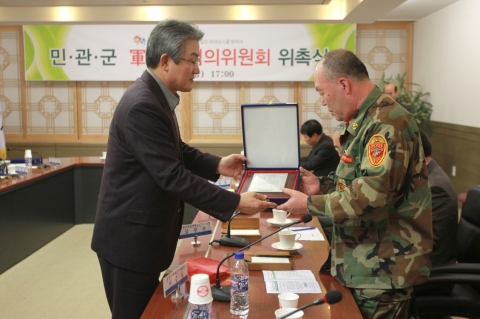 포항시는 17일 시청 중회의실에서 지역주둔 군부대 지원 사업 발굴과 협력방안 모색을 위한 민관군 군 지원 협의위원 위촉식을 가졌다.