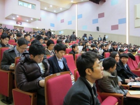 21일 동국대학교에서 열린 잡코리아 취업콘서트에 600여명의 대학생들이 참석해 본관 중강당을 가득 채웠다.