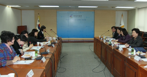 학교폭력 관련 학교안팎의 지원서비스 연계강화를 위한 청소년상담사 간담회에 참석한 김금래여성가족부 장관