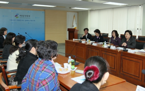 청소년상담사로 부터 학교폭력 관련 학교안팎의 지원서비스 연계강화를 위한 현장의견을 경청하는 김금래 여성가족부 장관