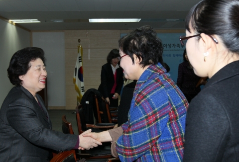 간담회에서 참석자와 환담하는 김금래 여성가족부 장관