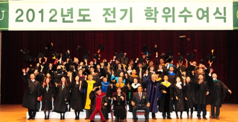 22일 오전 서울 광진구 건국대 새천년관 대공연장에서 열린 2012 학위수여식에서 수상자들이 교수들과 함께 학위모를 던지며 즐거워하고 있다.