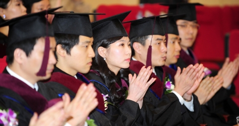 22일 서울 광진구 건국대 법학전문대학원 국제회의장에서 로스쿨 첫 졸업식이 열려 35명이 법학전문석사 학위를 받았다.