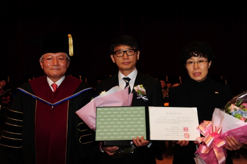 22일 오전 서울 광진구 건국대 새천년관 대공연장에서 열린 2012 건국대 학위수여식에서  수의과대학 본과 4학년 졸업을 앞두고 불의의 사고로 세상을 떠난 딸의 이름으로 수의학과 후배들을 위한 장학금 1억3,000만원을 기부한 고 유혜선씨의 부모가 딸의 명예졸업장을 받고 있다.