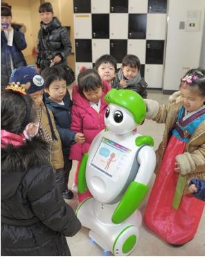 ‘또롱이’에게 전시안내를 받고 있는 어린이들의 즐거운 모습.