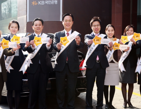 민병덕 은행장(사진 왼쪽에서 세번째), 이상원 KB국민은행 신성장 사업그룹 부행장(사진 왼쪽에서 두번째)