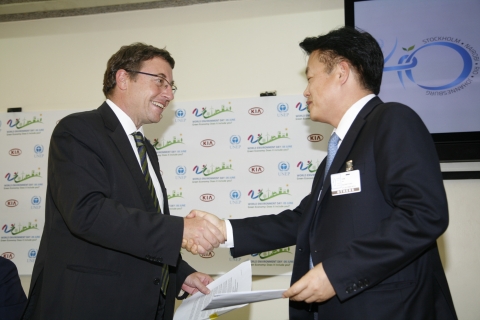 기아자동차는 22일(현지시간) 케냐 수도 나이로비에 위치한『유엔환경계획(UNEP, United Nations Environment Program)』본부에서 협약식을 갖고, 6월 브라질에서 개최 되는 ‘2012 세계 환경의 날(World Environment Day 2012)’ 행사를 위해 차량 5대를 기부하기로 했다.   사진은 아킴 슈타이너(Achim Steiner) 유엔환경계획 사무총장(사진 왼쪽)과 김민건 기아차 아중동지역본부장(사진 오른쪽)이 기부 협약 문서에 조인 후 악수하고 있는 모습.