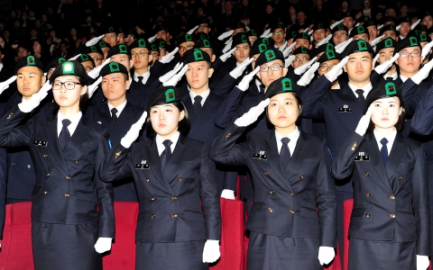 건국대 학군단(113학군단)은 22일 오후 새천년관 대공연장에서 2012년 학군사관후보생(ROTC) 임관 및 승급·입단식을 개최했다.