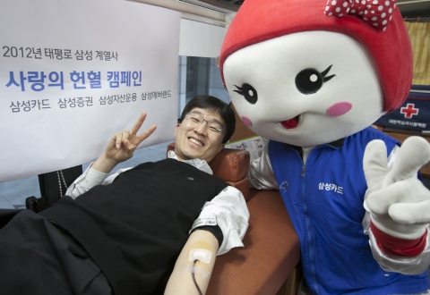 헌혈유공 금장을 보유한 김길성 대리(삼성카드)가 &#039;2012 사랑의 헌혈캠페인&#039;에 직접 참여해 헌혈을 하고 있다.