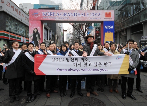 2월 23일(목) 오전 한국관광공사 이참 사장 및 임직원들과 한국방문의해위원회 직원들이 <2012 다시 찾고 싶은 한국> 명동거리 캠페인에서 외국인 관광객에게 환영 메세지를 전하는 모습