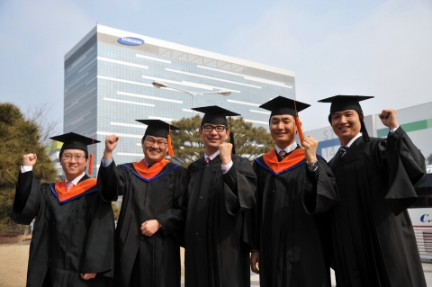 삼성전자공과대학교 졸업식에서 졸업생들이 포즈를 취하고 있다.