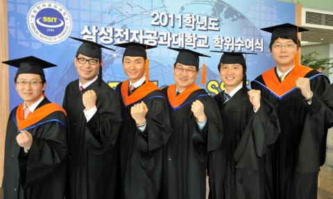 삼성전자공과대학교 졸업식에서 졸업생들이 포즈를 취하고 있다.