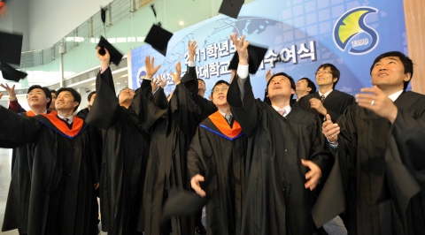 삼성전자공과대학교 졸업식에서 졸업생들이 기뻐하는 모습.