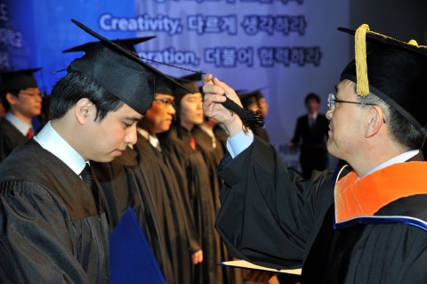 권오현 부회장(삼성전자공과대학교 총장)이 졸업생들에게 학위를 수여하고 있다.