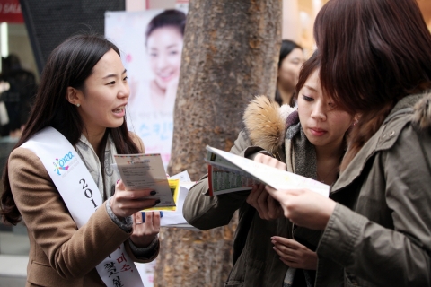2월 23일(목) 오전 한국관광공사 직원이 <2012 다시 찾고 싶은 한국> 명동거리 캠페인에서 외국인 관광객에게 한국관광 홍보물을 배포하는 모습