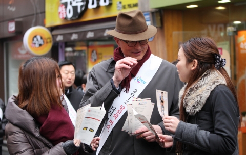 2월 23일(목) 오전 한국관광공사 이참 사장이 <2012 다시 찾고 싶은 한국> 명동거리 캠페인에서 외국인 관광객에게 한국 관광을 홍보하는 모습